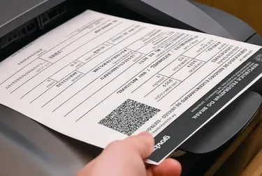 Profissional imprimindo CRLV-e em ambiente de trabalho relacionado a despachos automotivos.
